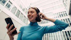 Junge Frau verwaltet ihre Cashback Cards sicher per Smartphone.