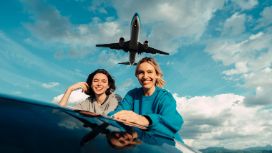 Cashback Cards – Zwei Freundinnen vor dem Abflug